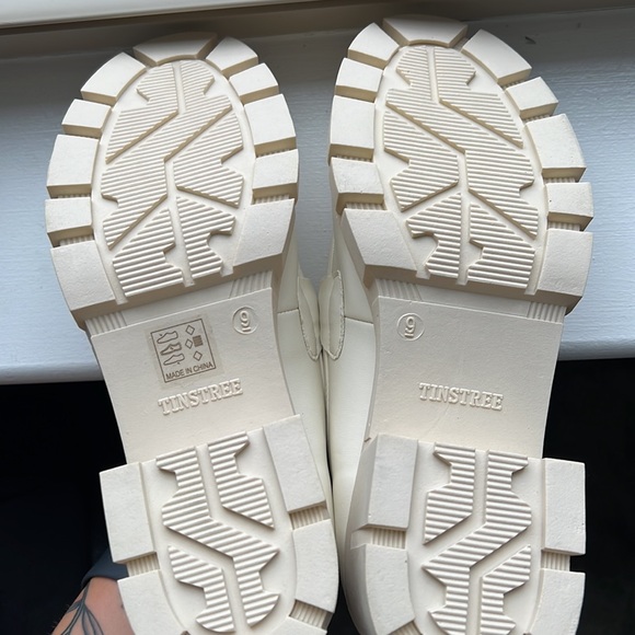 Size 9 Women’s Cream Loafers - Picture 3 of 3